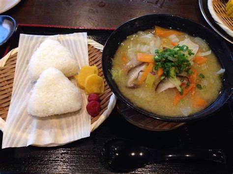  Itadakimasu! Oita's Dango Jiru: Savory Umami Broth Meets Delightfully Chewy Rice Dumplings